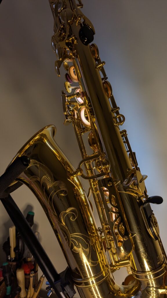 A Yamaha YAS-62 displayed in mood lighting